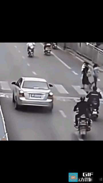全网都在喷这位骑摩托车的无德男，完全忽视了这位年轻妈妈的无脑操作。
过人行横道时