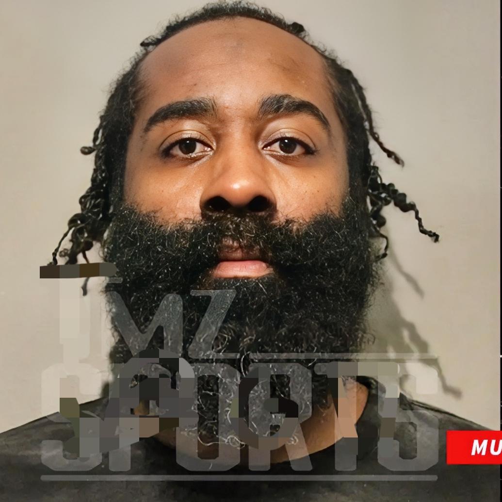 哈登被捕照片曝光！！！ 近日，美媒曝光了哈登在警局的被捕照，照片里他神情低沉，全