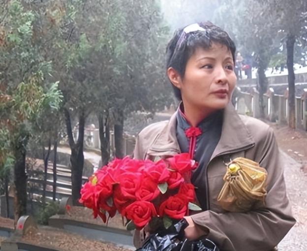 1984年，老山女兵谢楠因私自开枪为牺牲的战友送行，遭到开除，20年后，谢楠归来