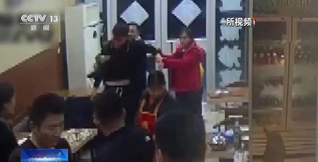 [太阳]山东淄博，男子刘某醉酒后又去张女士的烧烤店喝第二场，张女士心疼刘某用她的