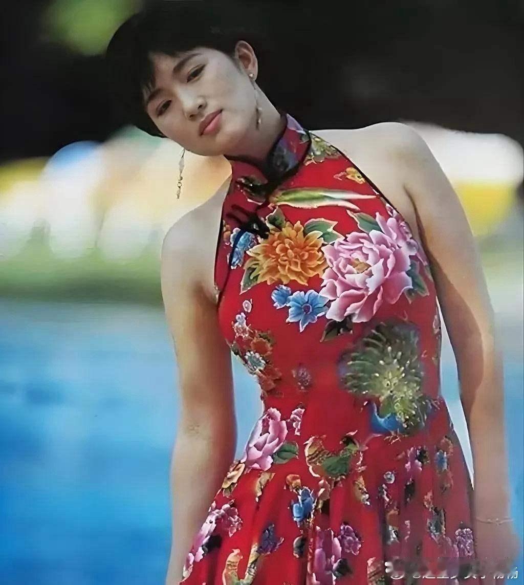 巩俐年轻时的颜值、气质，身材绝对是顶级的，表现能力超强，张艺谋的眼光是真好！ ​