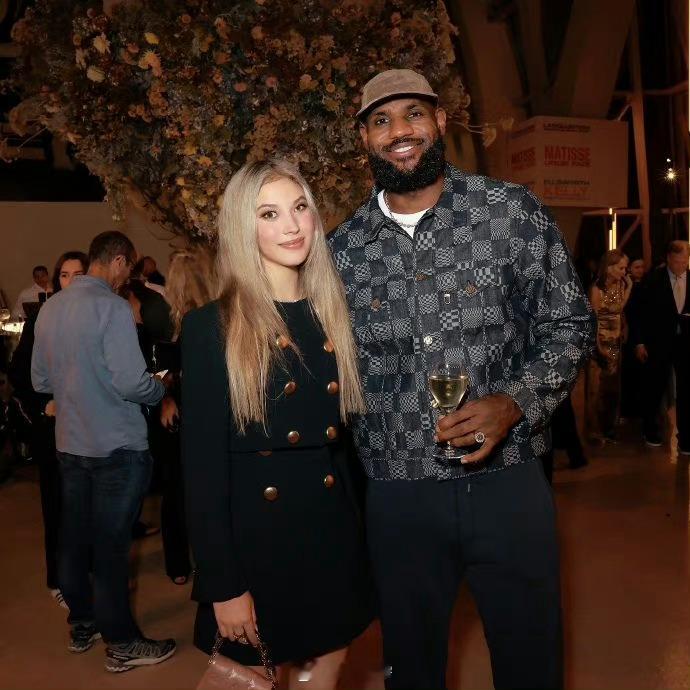 嚯！谷爱凌和詹姆斯同框[努力]#小卢篮球世界# #谷爱凌詹姆斯合影# #篮球热力