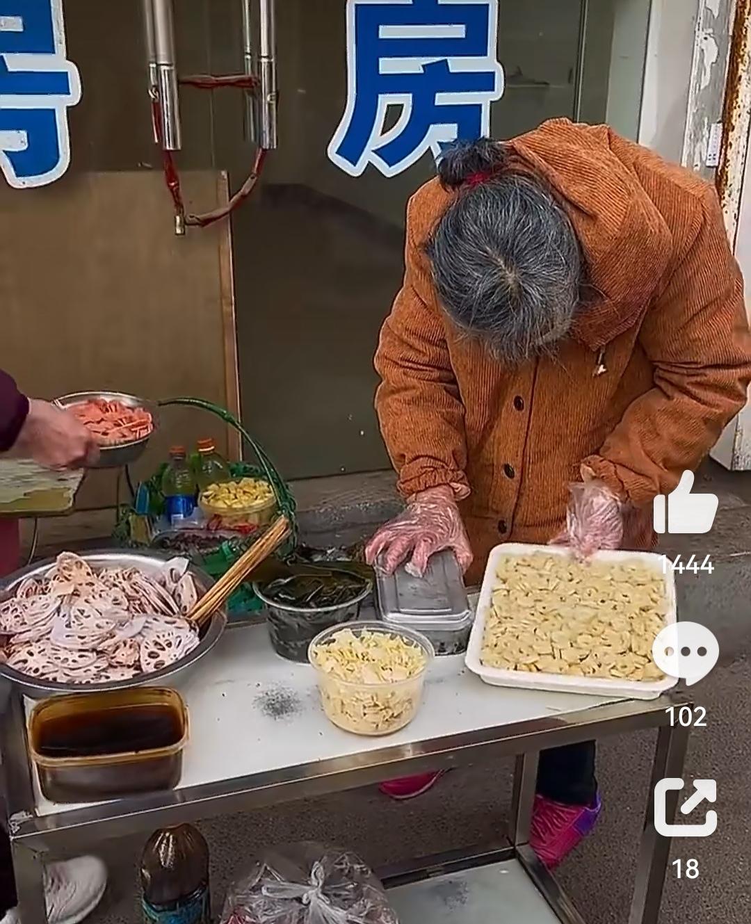 南昌街头的“一毛钱奶奶”最近安静了。七十多岁的程应清守着一方卤味摊，佝偻着身子，