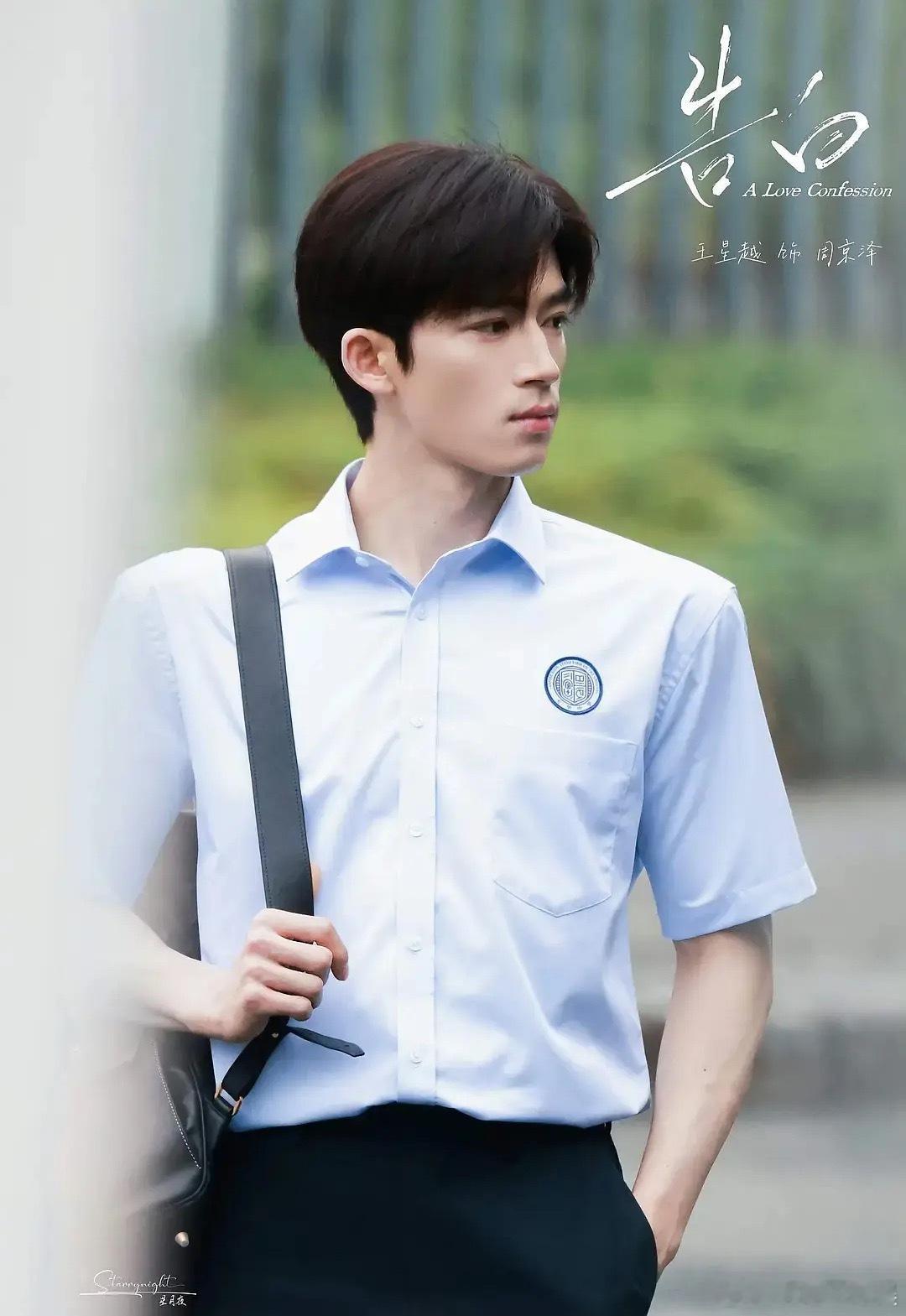 求求了长得没有那么壮，就不要加垫肩了，要不要这么的抢镜？ 