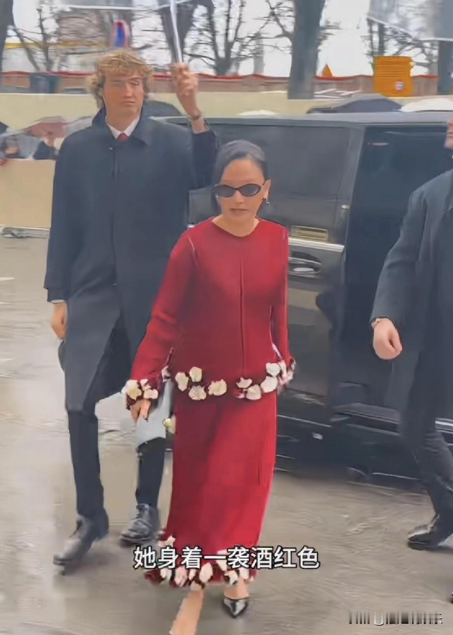 51岁周迅惊艳亮相巴黎时装周，一袭红装气场全开，宛如一朵热烈绽放的东方红玫瑰。她