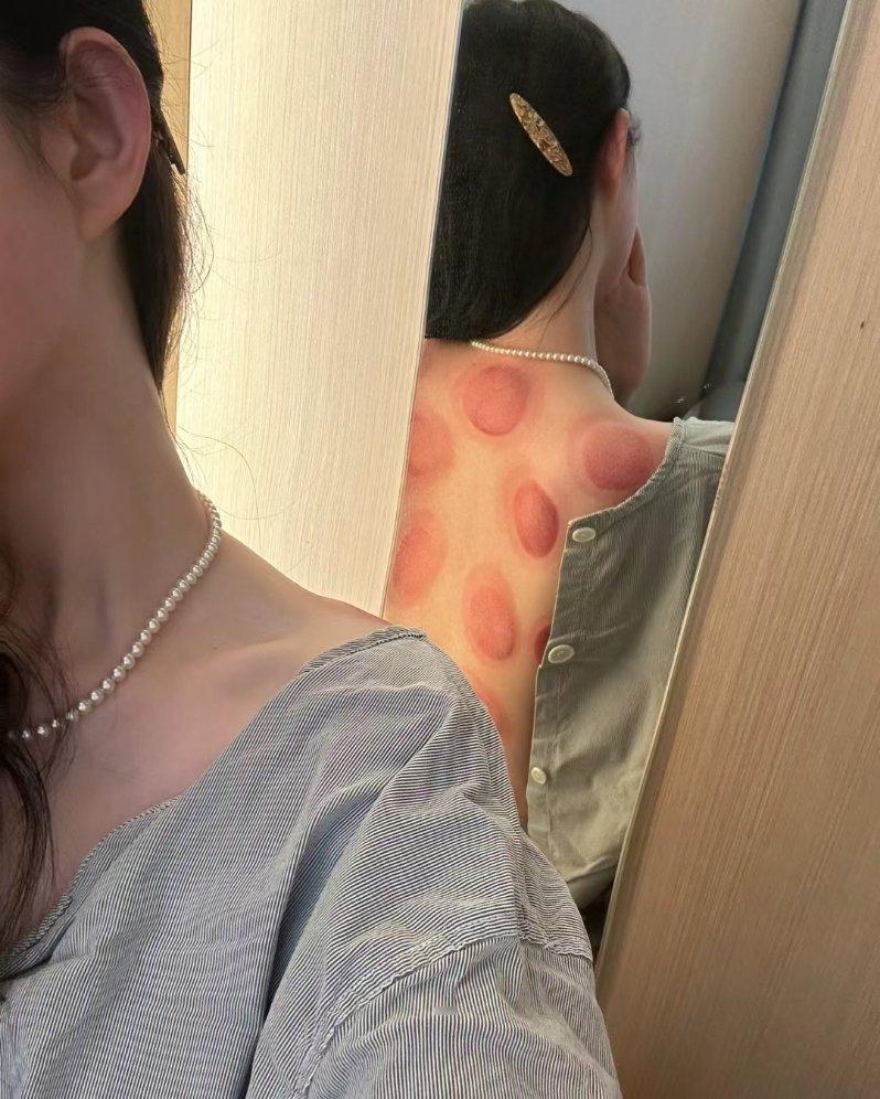 贪吃 贪睡 脾气还不好 现在又多了一条臭美 . ​​​