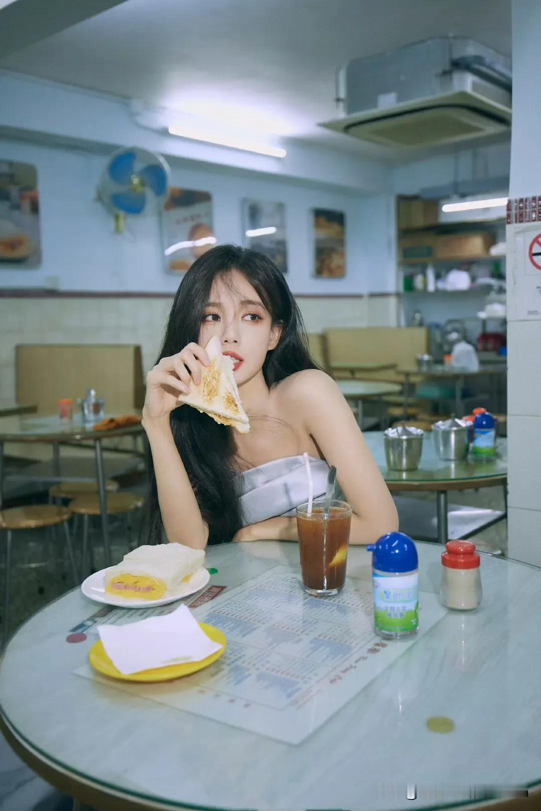 李一桐食尽人间味，尽在一口间