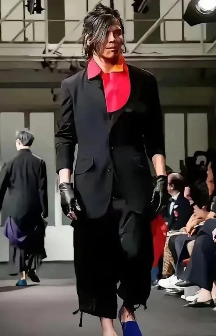 向佐的t台秀，这是什么时候的造型？[捂脸]他真的好喜欢镁光灯诶！就像人菜瘾大的人