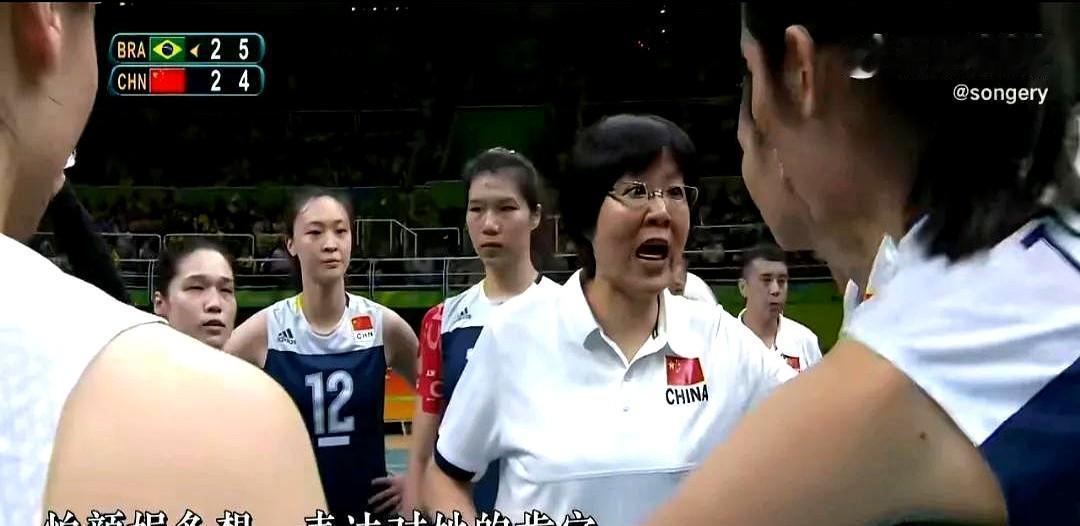 你以为郎指导退一线
就是养老了？
错得离谱。
之前她是赛场上的“战术计算机”
里