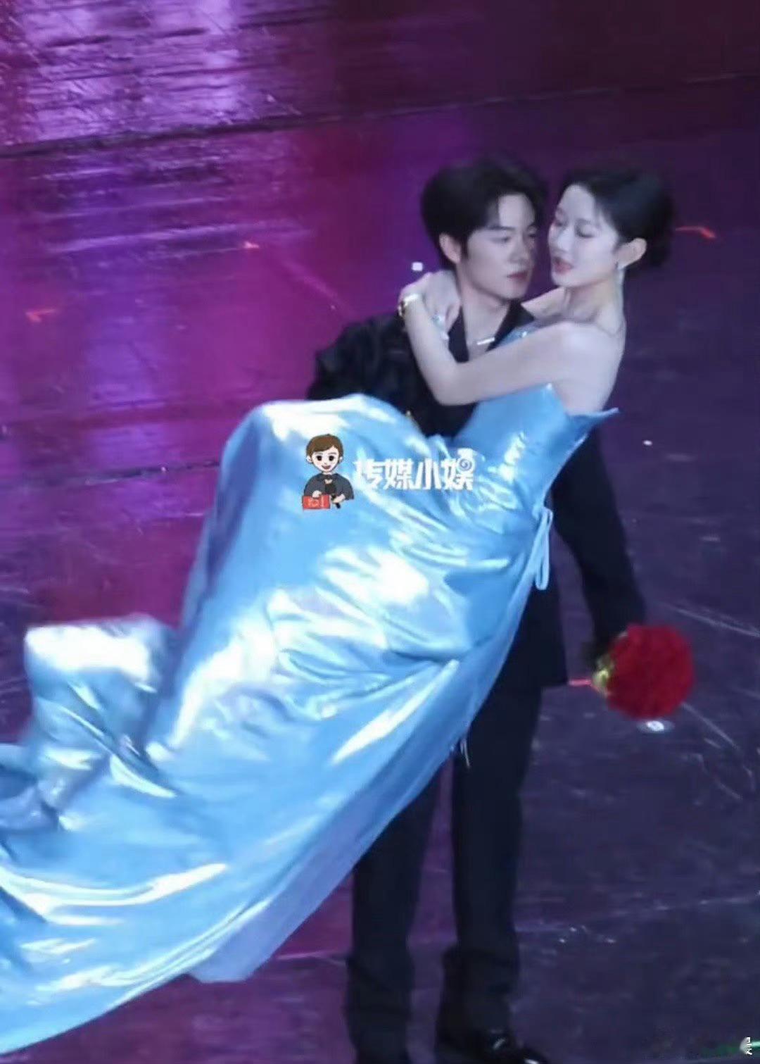 曾辉韩雨彤公主抱 谁看这幕甜到尖叫！曾辉公主抱超稳，还轻轻调整姿势怕她晃到，韩雨