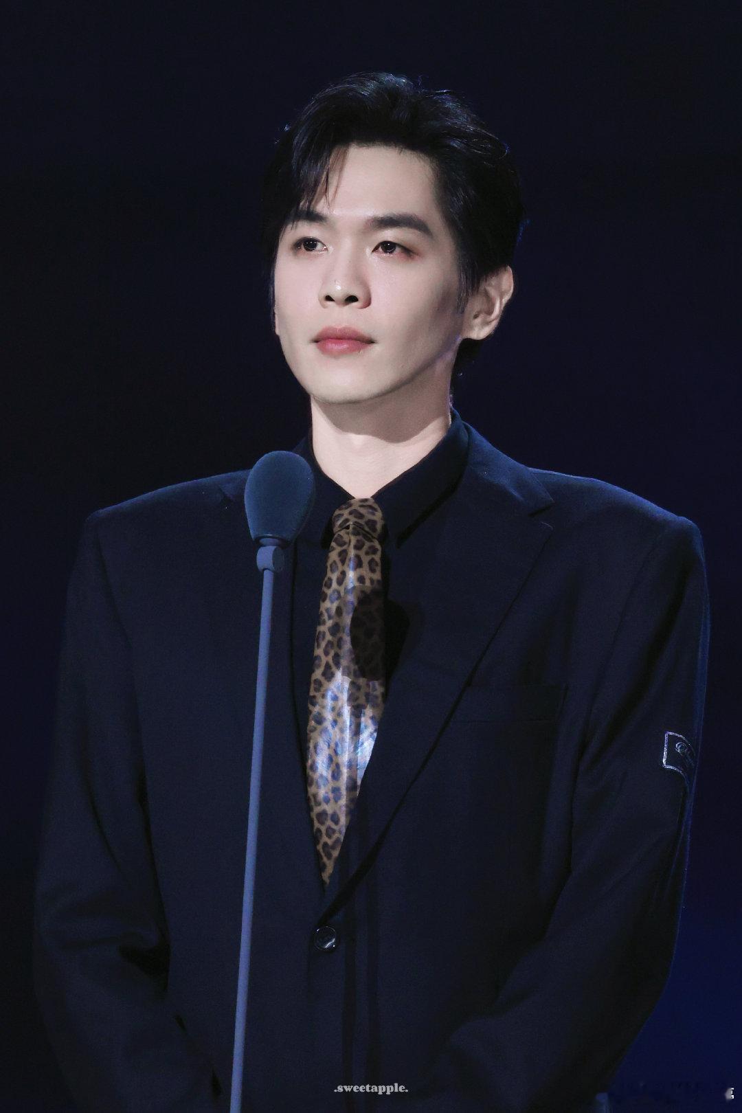 张若昀阅文盛典年度演员 张若昀这次真的太棒了！年度演员奖啊，庆余年这部剧真的让他