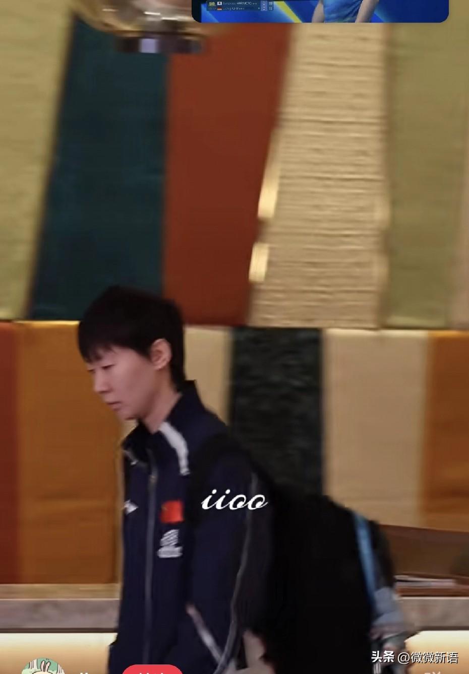 看到何卓佳在给王曼昱陪练了。
今天中午王曼昱是第三场比赛，她将对阵伊藤美诚，何卓