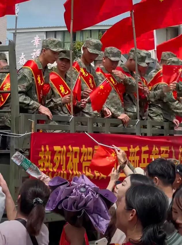 9 月 19 日，湛江霞山区举办秋季新兵入伍欢送仪式，现场市民热情高涨，一个个新