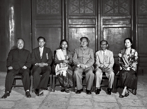 历史上的今日 1959年10月1日，毛泽东主席会见应外交学会邀请访华的印度尼西亚