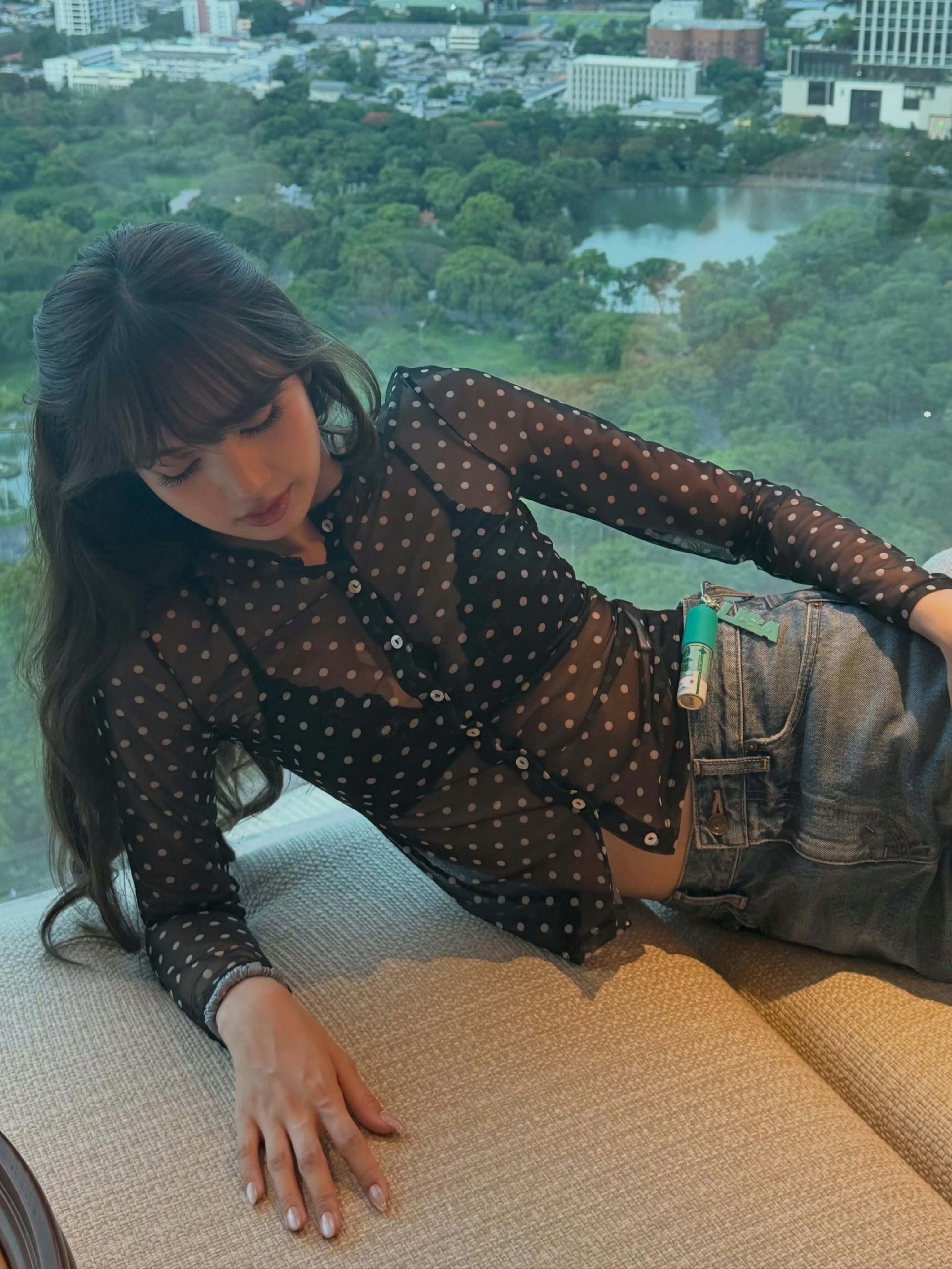 LISA❤️Lisa把手机藏在礼服后腰260705 LALISA IG 更新相关