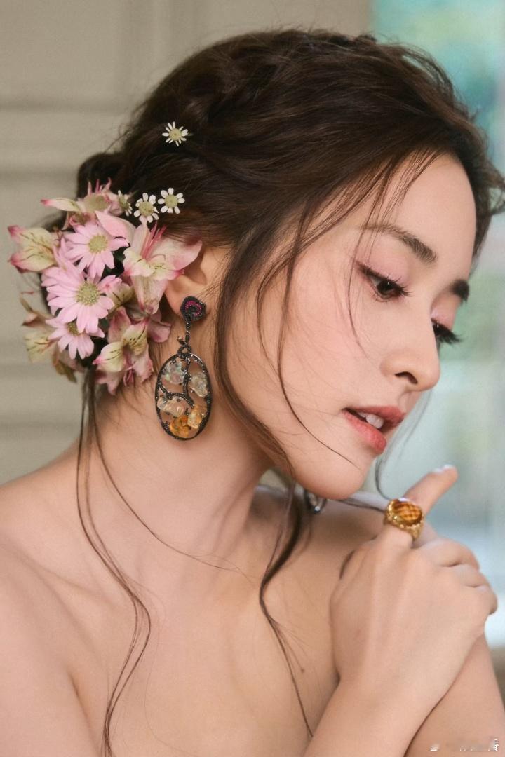 沈月长春电影节红毯月月亮相长春电影节开幕式红毯花朵编发刺绣纱裙美得好夺目🌸妆造