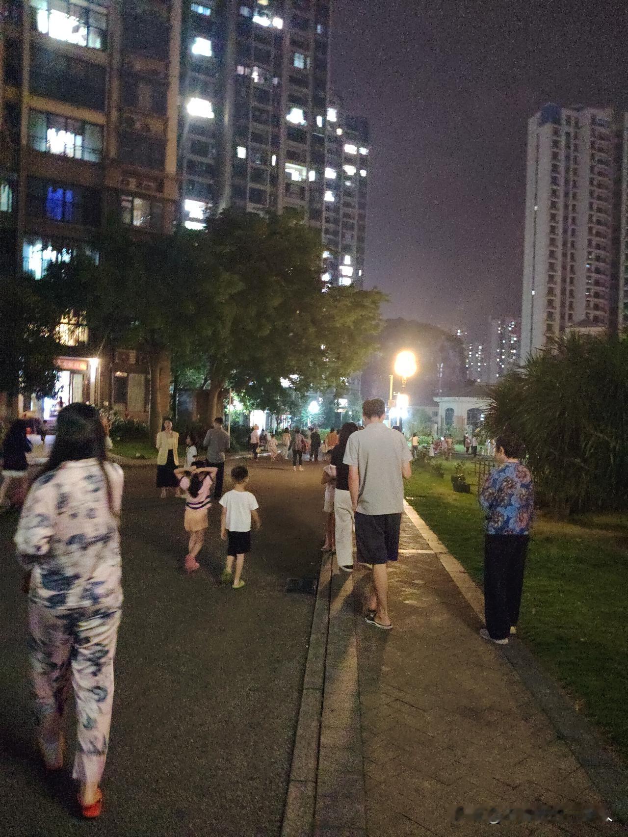 接连遭遇两次5.2级地震，两个夜晚都从二十多层的高楼奔下，在空旷处的车里度过。直