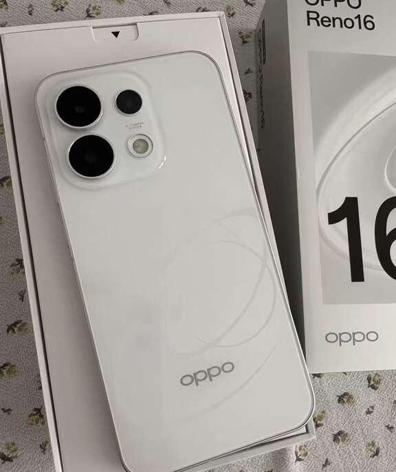 被OPPO Reno16的星球后盖美晕✨
3D冰透悬浮工艺，光线一晃超有层次感