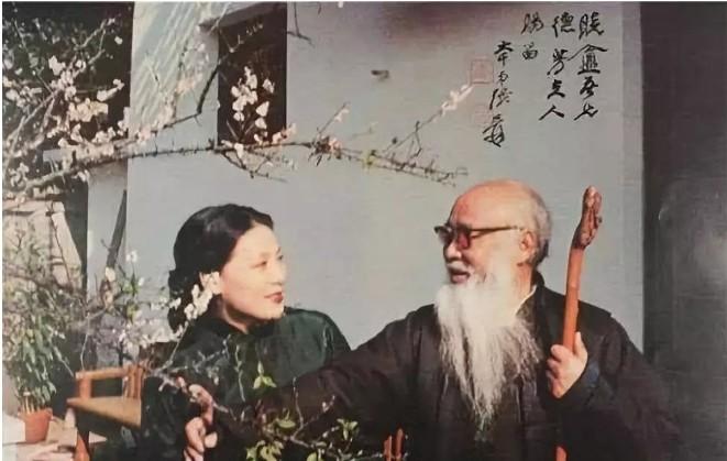 “老爷，我实在受不了了，您放我走吧！”18岁的婢女淑华跪在年近70的齐白石面前一