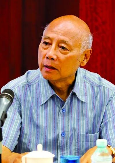 复旦教授王德培说，二零二六年，金融危机全面爆发，不但老百姓一头雾水，连那些所谓的