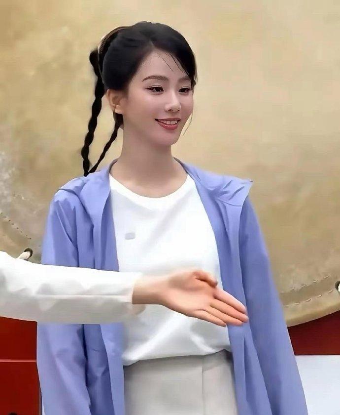 吴奇隆追刘诗诗，不是因为脸好看，是看准了她骨子里的静气。
她不吵不闹，他也不瞎折