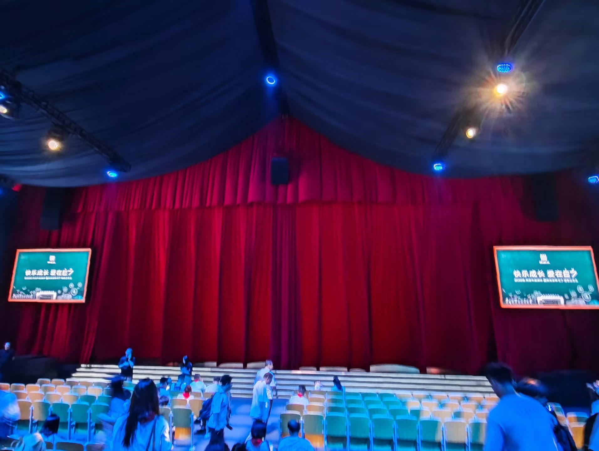 别克至境E7海韵小学，在海南搞了场学校礼堂一样的预售发布会，业界罕见的巧思。另外