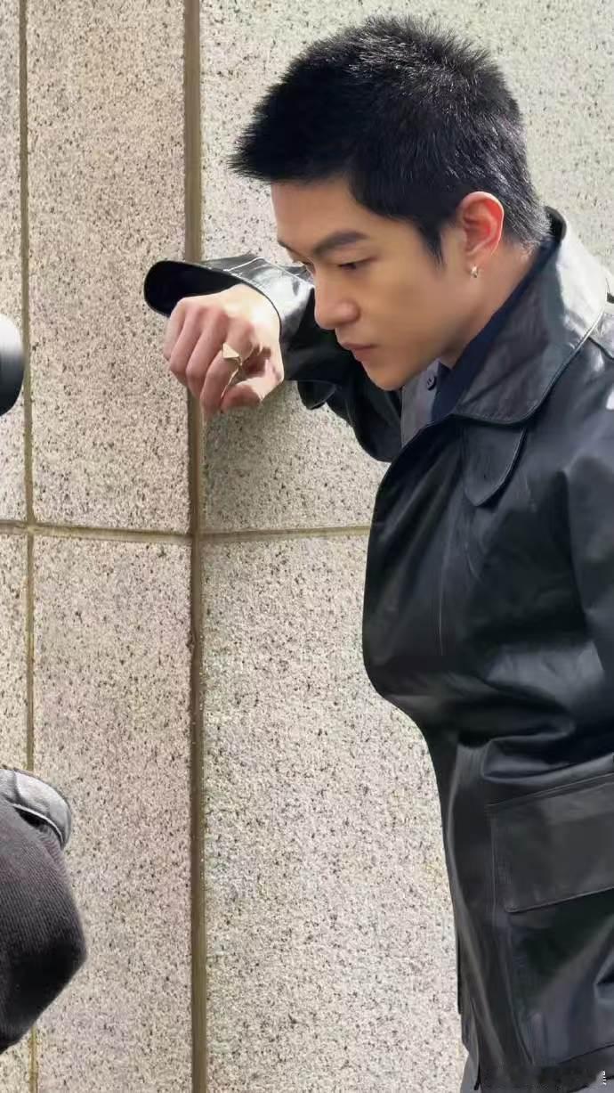 屈楚萧184寸头杀死了比赛 屈楚萧184寸头太绝，皮衣一穿力量感爆棚，又野又有型