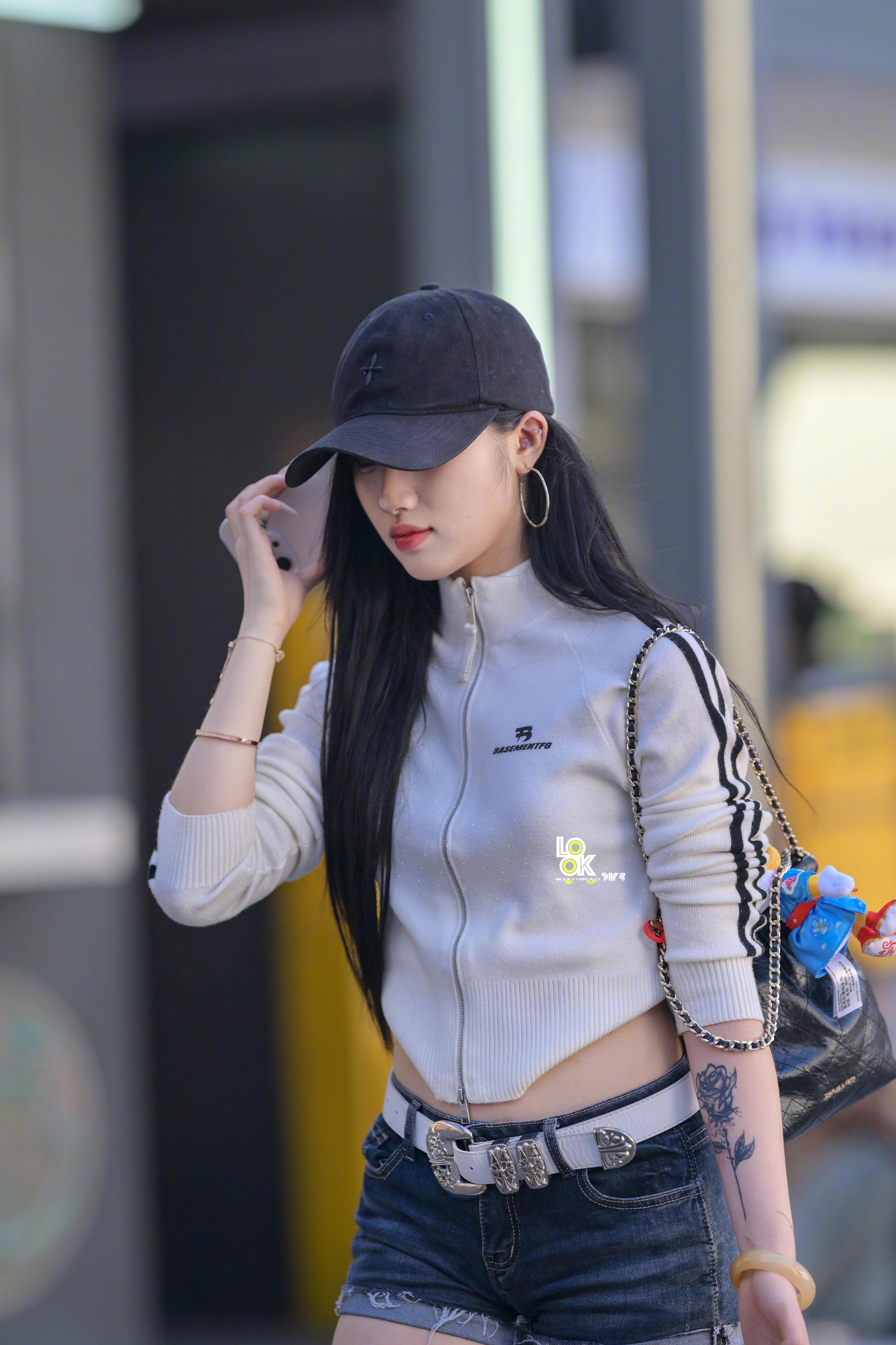 酷酷的样子哦！看不到眼睛很神秘 