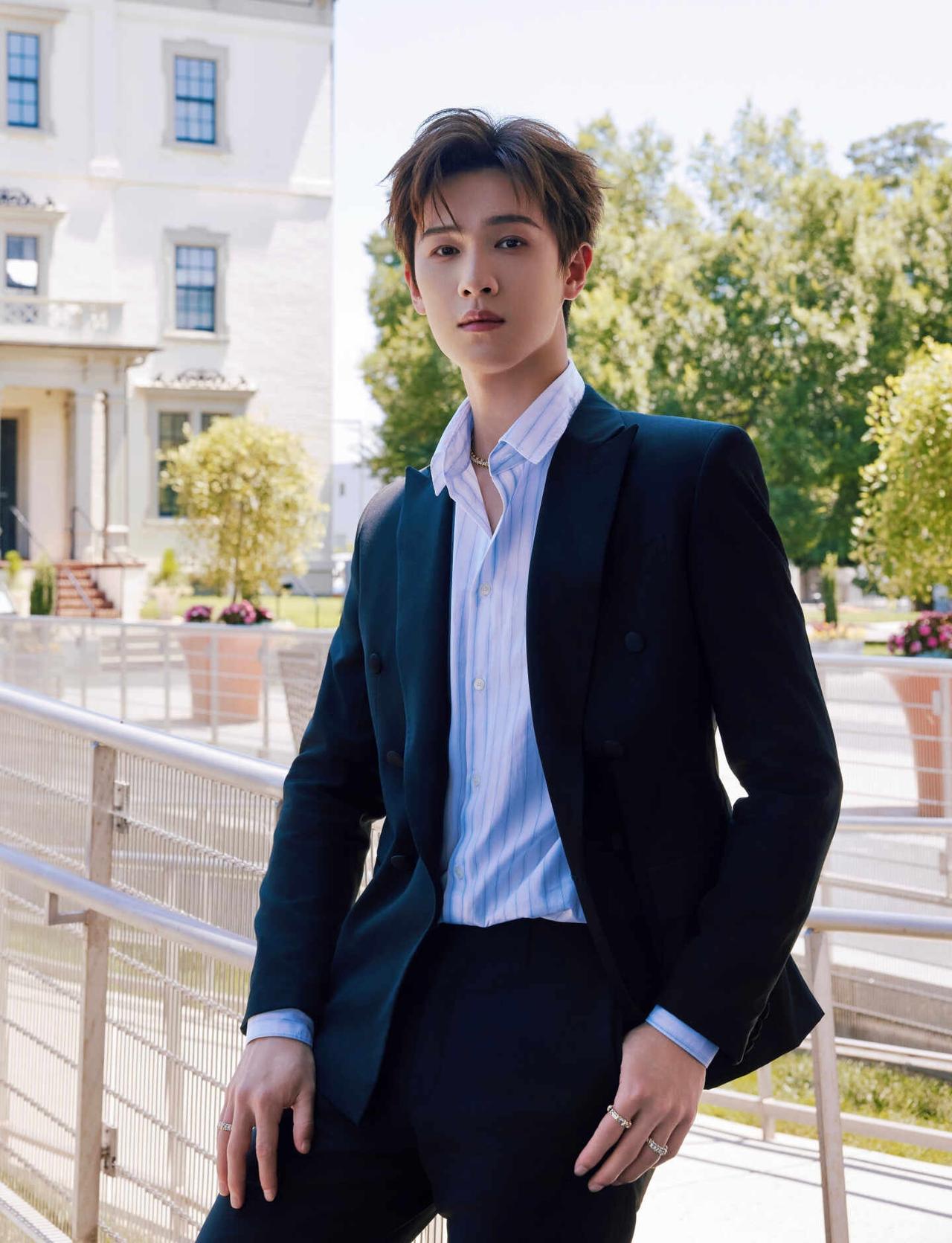 李昀锐 身穿Maison Kitsuné 2026条纹衬衣
李昀锐 身穿Mais