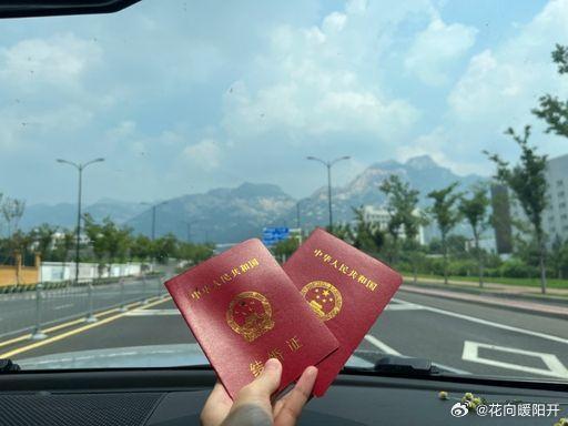 雎晓雯晒520礼物雎晓雯爱心自拍520的浪漫时刻，雎晓雯晒出节日礼物和自拍，简简