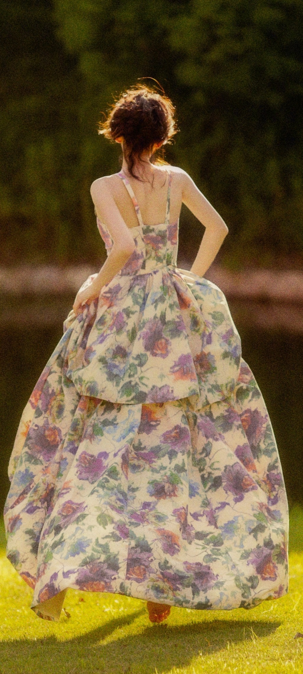 张嘉倪穿搭壁纸：吊带花裙文艺感，紫菱是你吗？张嘉倪