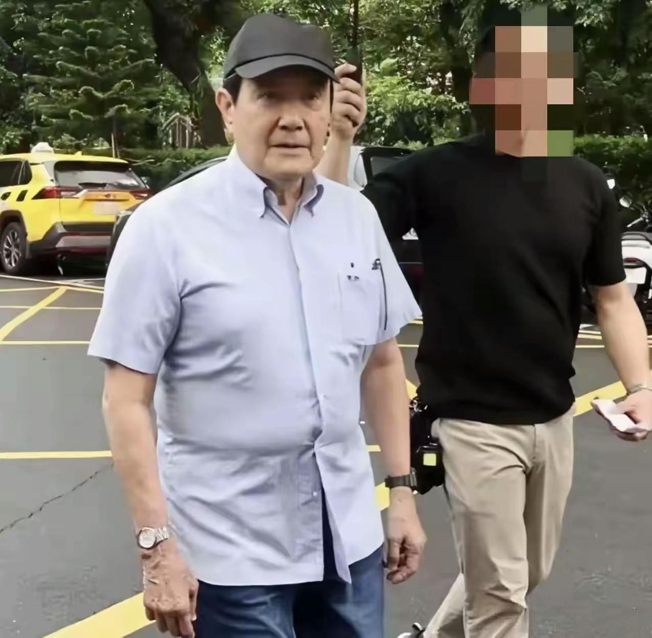 走南闯北，见过不少奇闻异事。
带两块手表的人，还是头一次。
[捂脸][捂脸][捂