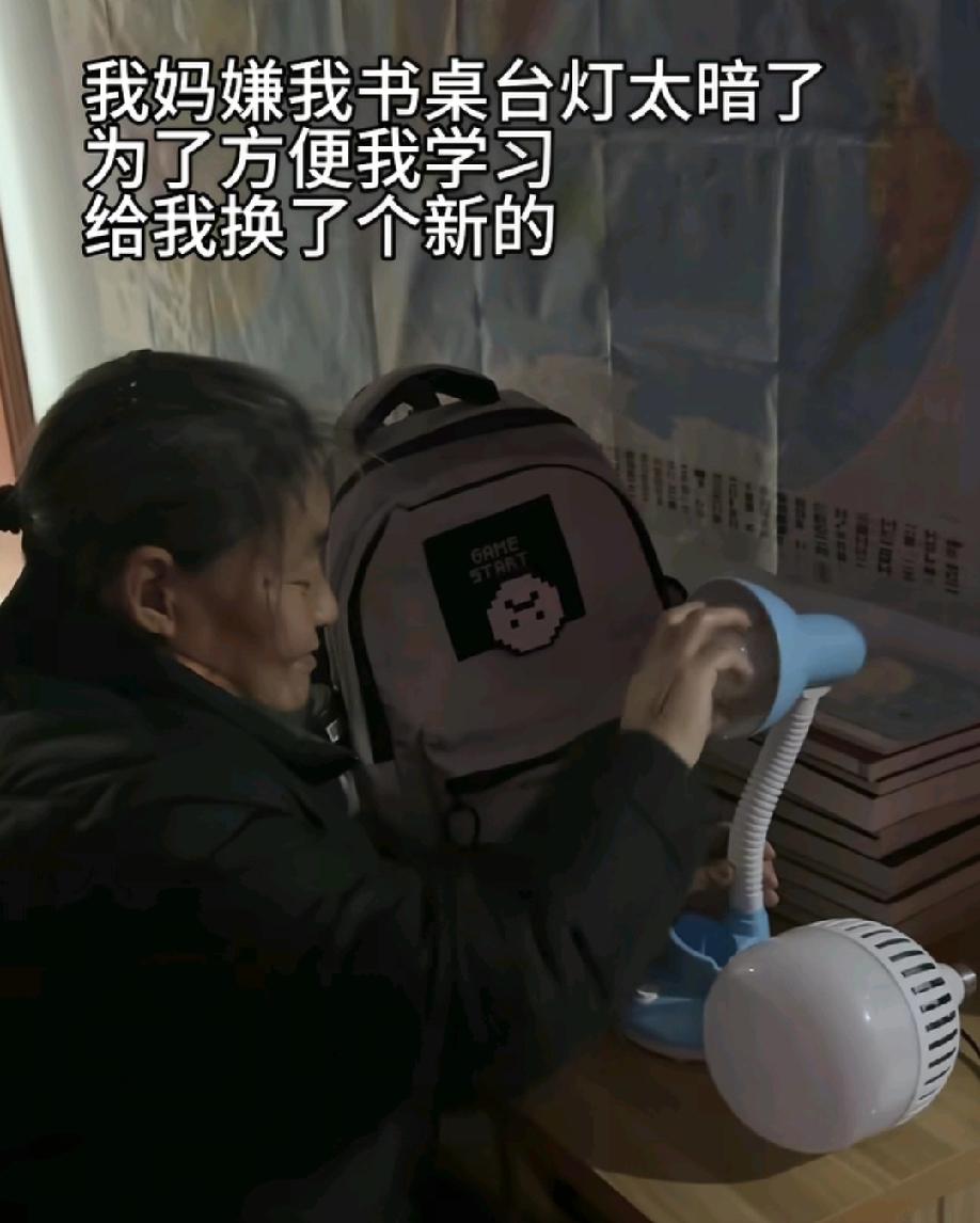 河南一妈妈嫌书桌台灯太暗，为了方便孩子学习，更换了一个新的灯泡。安装完，打开开关