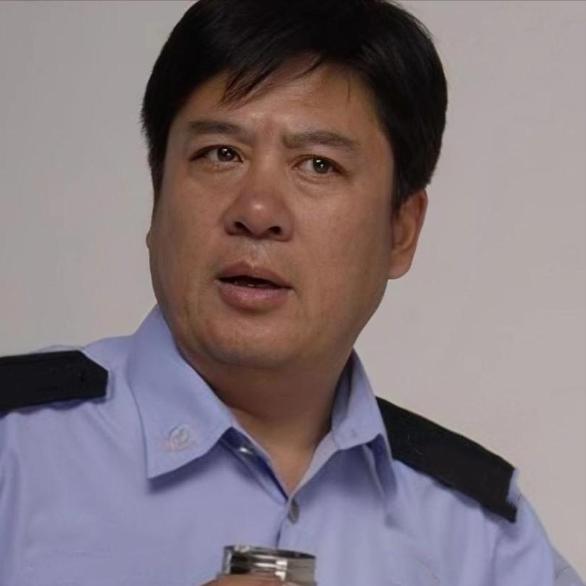 演员张潮，经历过一次失败的婚姻，离婚之后，一心投入在事业中，想不到，拍摄一双绣花