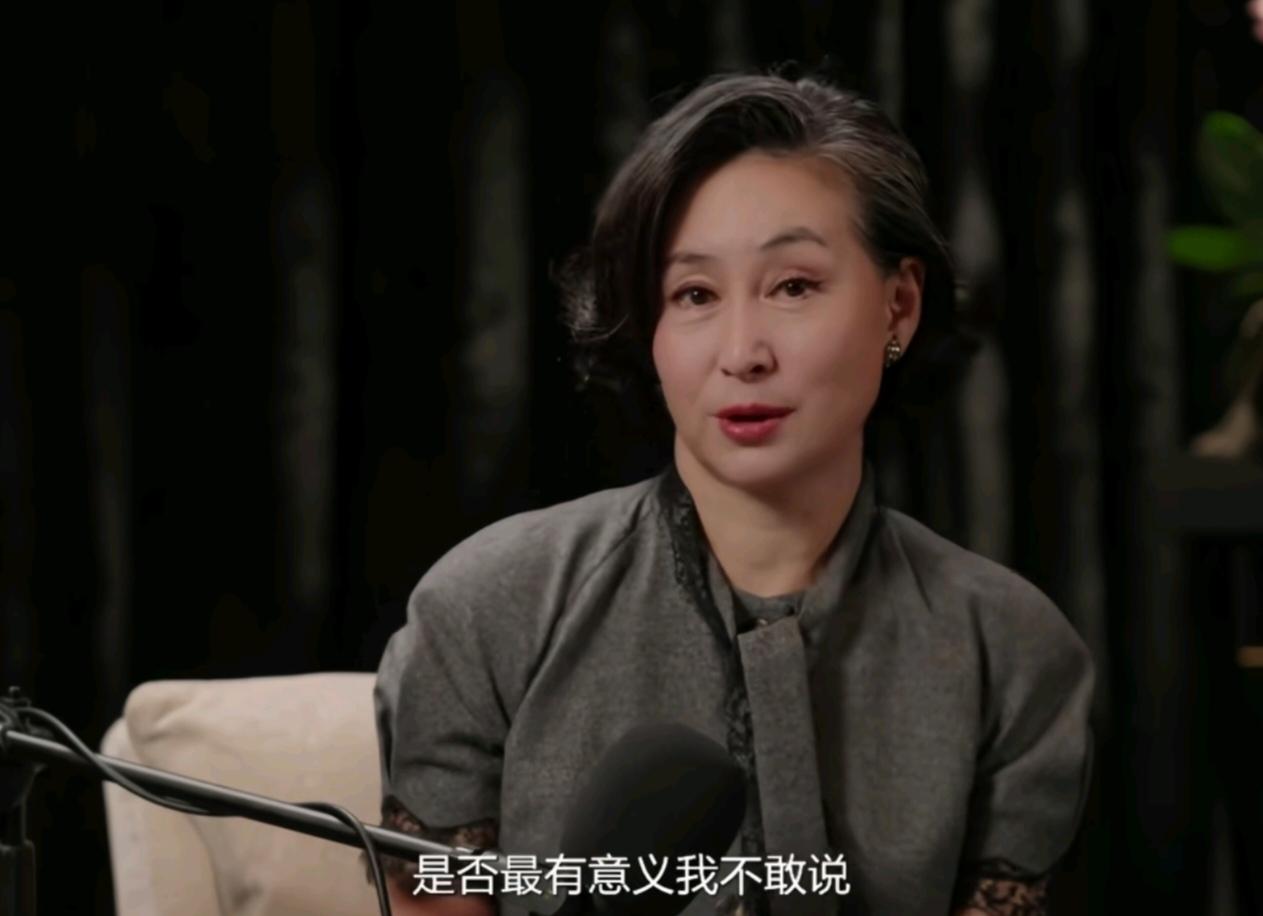 何超琼不愧为赌王的接班人，她不是一般的有能力，从谈吐到阅历，真的是有故事、有能力