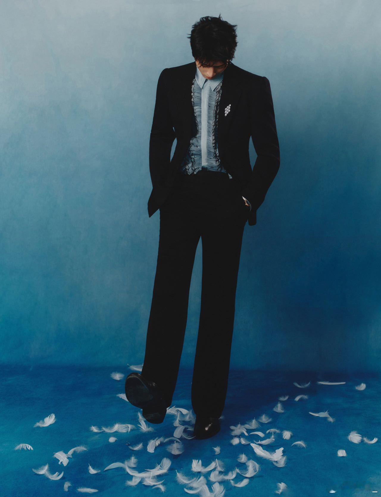 陈靖可不语一味地撒羽毛陈靖可的出发图创意满分，全程不语一味撒羽毛，羽毛元素与造型