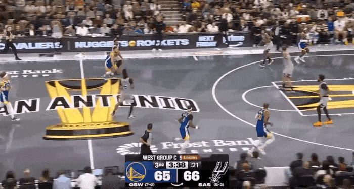 2+1！库里手感来了挡也挡不住！
在今天NBA季中锦标赛勇士对阵马刺的第三节比赛