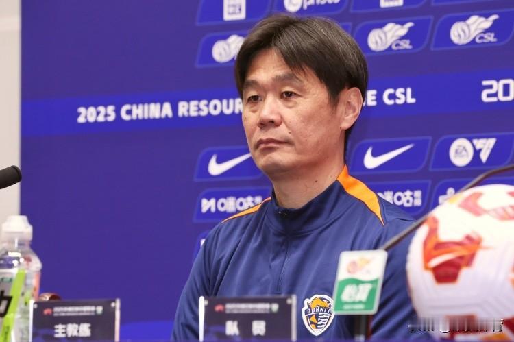 今年带队成功保级的青岛海牛队主帅和他的教练团队，下赛季将不会再执教球队了！
  