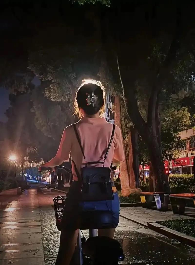 胡某刚满18岁就被当街挑逗，

500元精神赔偿到底赔给谁？

这事没那么简单。