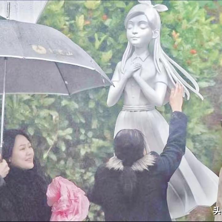 直到看到这座大S的雕像，
才觉得具俊晔和小S是真的用心了。
因为之前一直觉得他们