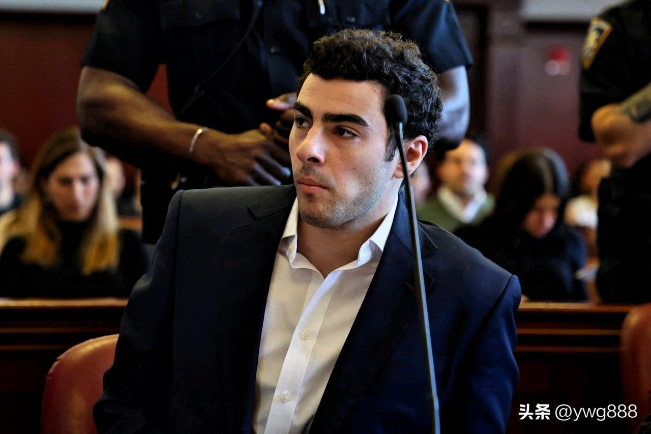 被控谋杀医疗保健公司首席执行官的路易吉·曼吉奥内的死刑指控已被正式排除。
曼哈顿