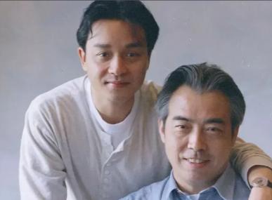 1992年，《霸王别姬》杀青宴上，张国荣突然把杯子往地上一摔，指着一个男人大骂: