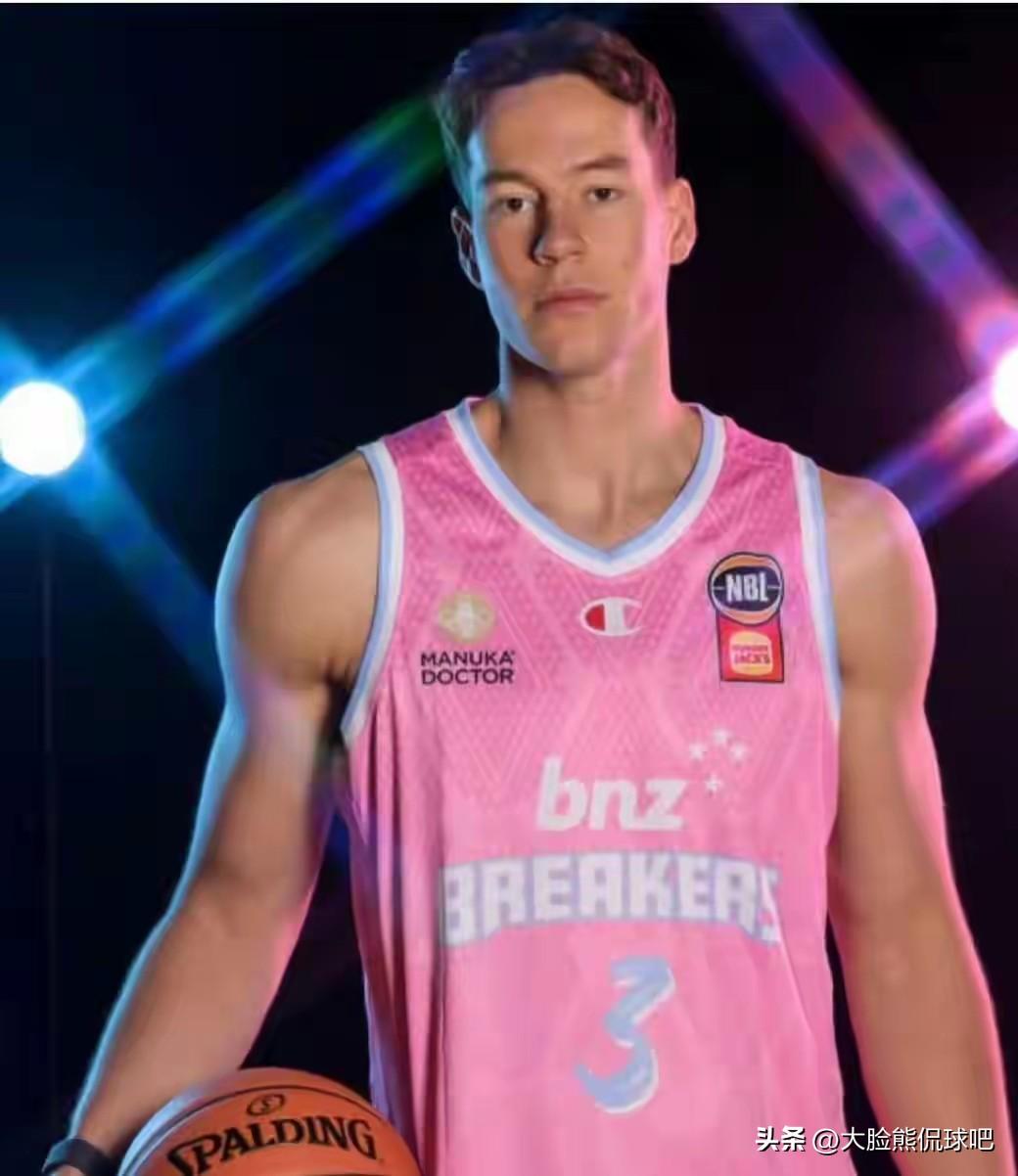 官宣！萨姆.门内加加盟新疆！
今天新疆男篮正式官宣，新西兰锋线萨姆.门内加正式加