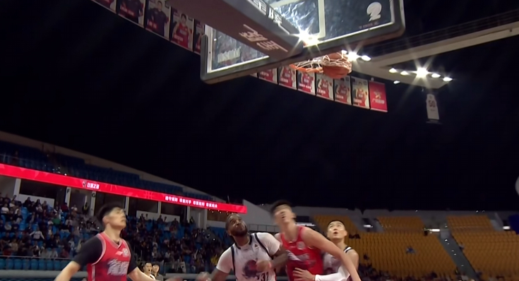 克里斯这个肘击，看慢动作就知道是咋回事了。违体肯定有了。龙狮男篮vs山东男篮