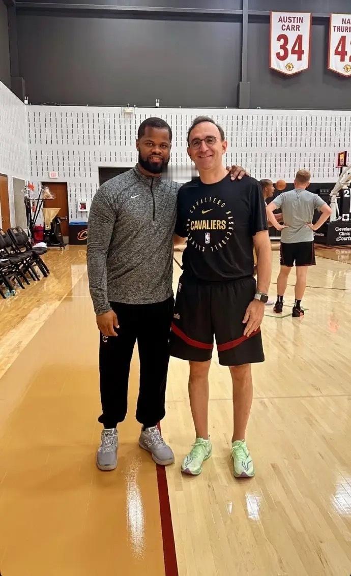 骑士辽宁男篮 辽篮助教乌戈晒出与NBA骑士队的教练组成员合影。据此前新闻消息，辽