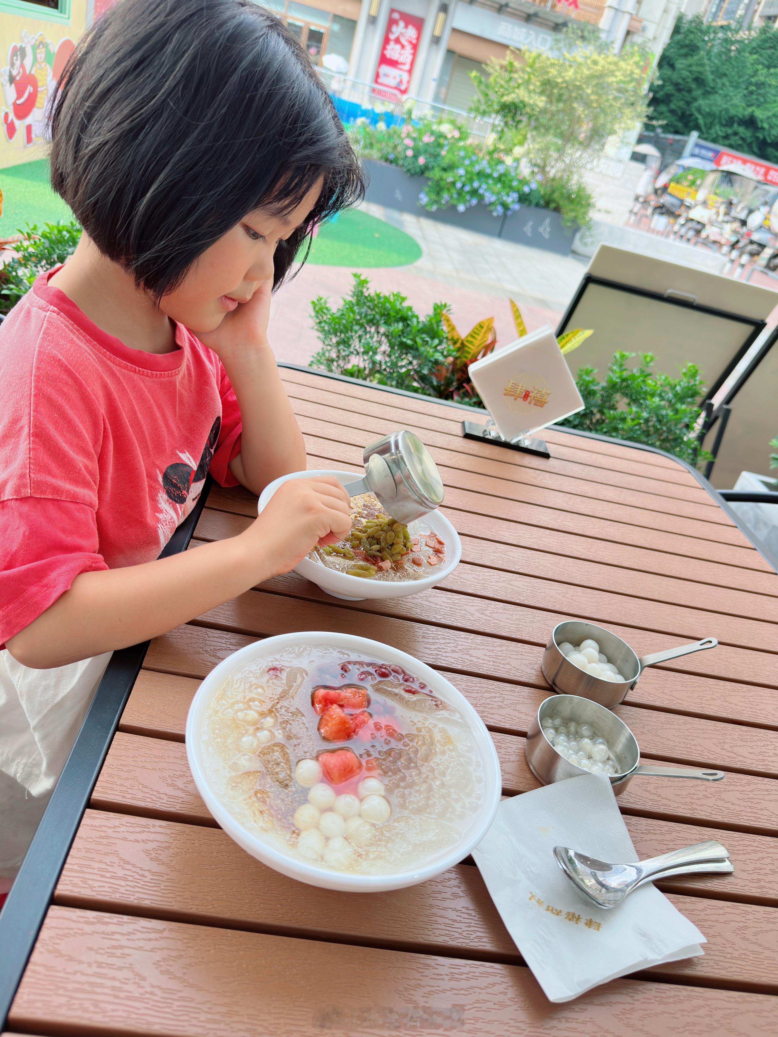 这个点都36度夏天的户外怎么办默默请她先吃冰粉 