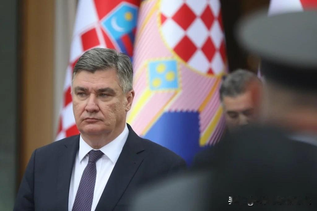 克罗地亚Z姓总统最近在萨格勒布高校公开“开炮”：当下欧洲正处在**“混乱又沉重的