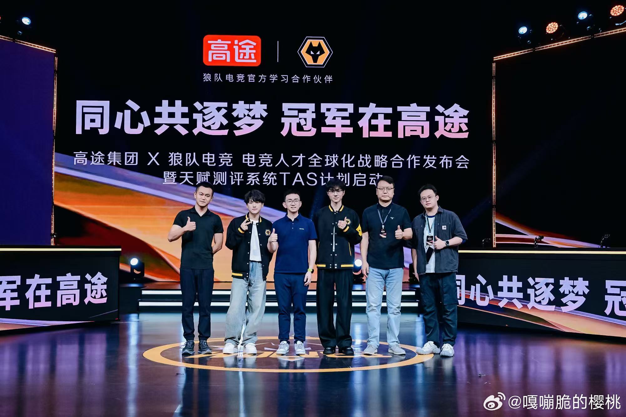 狼队小胖电竞圈英语FMVP 救命！狼队小胖彻底打破我对电竞人的印象！打游戏猛就算