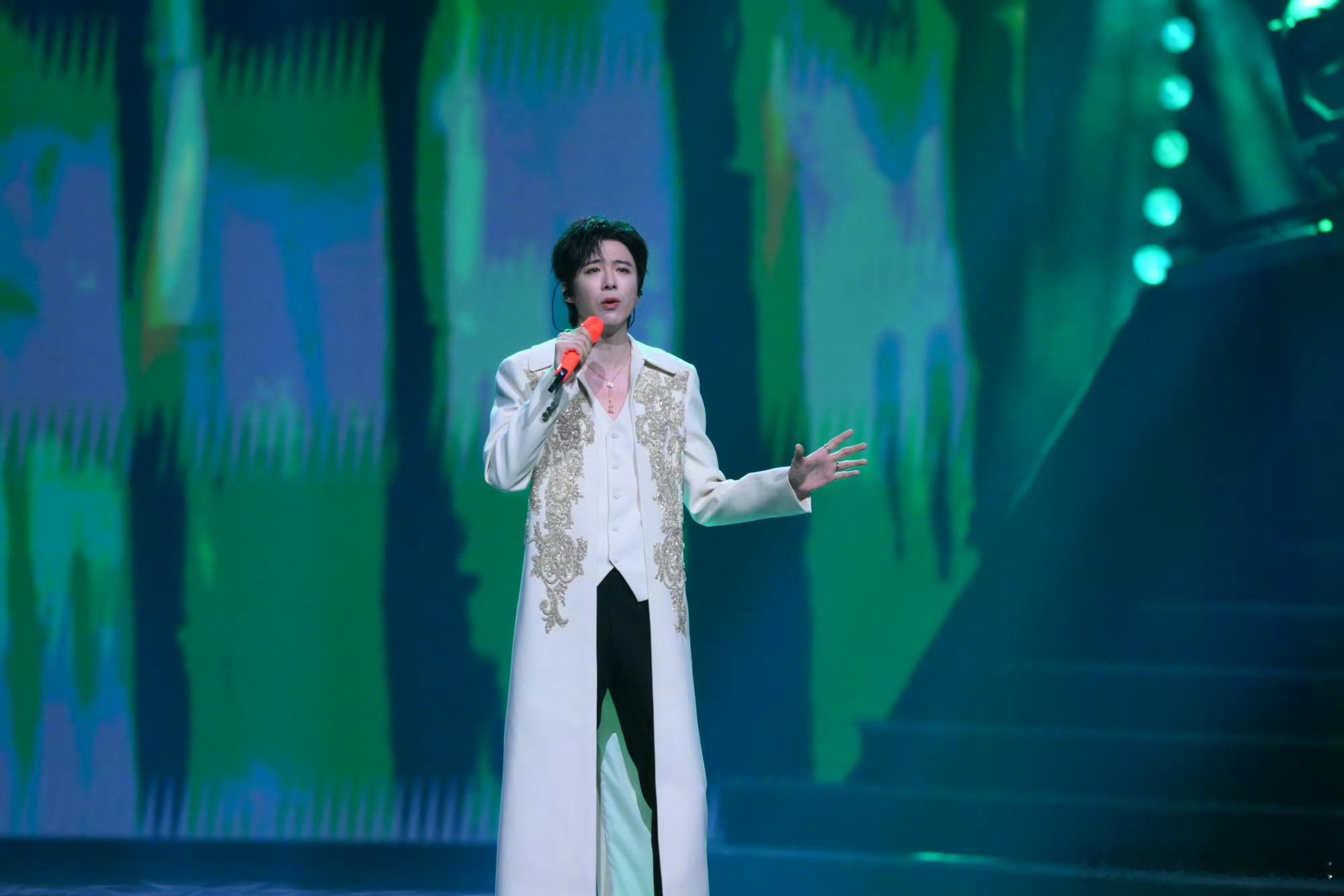 刘宇宁湾区升明月晚会舞台高清大图今晚，2025年大湾区电影音乐晚会在中国澳门唱响