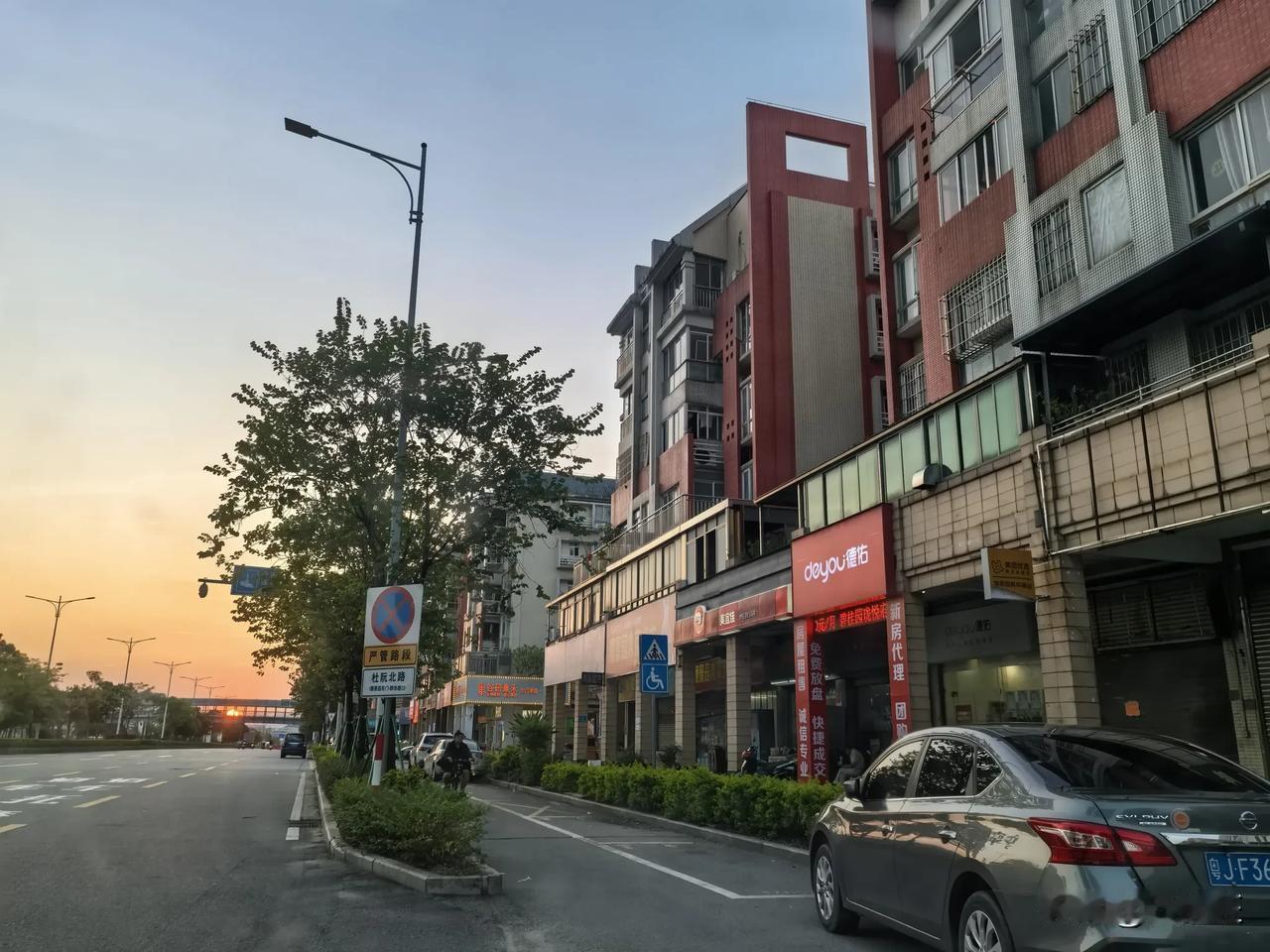 小区门口的便利店，是暴利行业，二三倍的利润非常惊人。
     今天在小区门口的